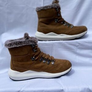JLo Sneaker Style Boots Women's, Fur Lining Size 7M.
